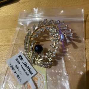 Elegant Gold and Silver Brooch with Black Pearl by